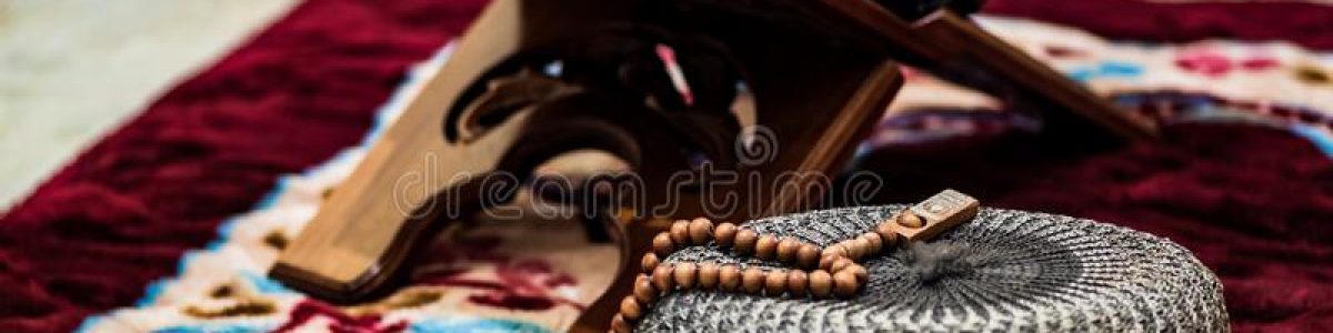 quran-wooden-book-stand-prayer-beads-tasbeeh-skullcap-hat-home-tasbih-misbaha-rug-mat-concept-muslims-staying-180427404